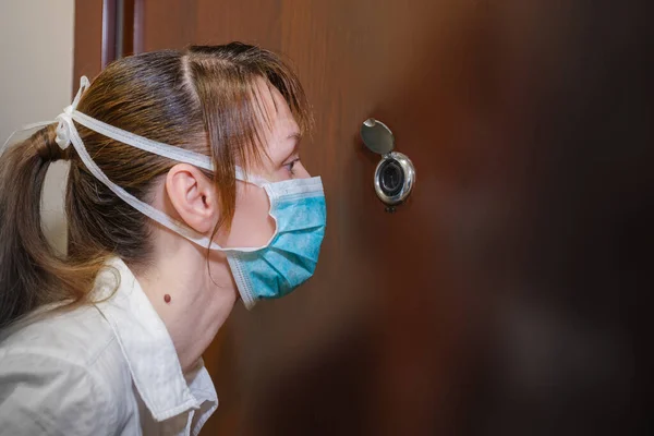 Una Femmina Maschera Verde Medica Guarda Attraverso Spioncino Autoisolamento Prevenire — Foto Stock