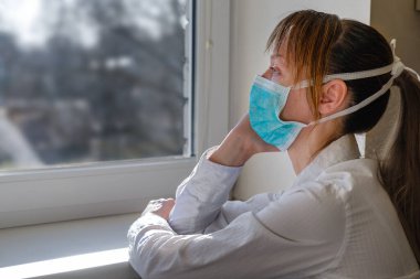 Kadınlar virüs salgını için maske takıyor. Korumacı tıbbi maskeli kız kendini karantinaya aldı.