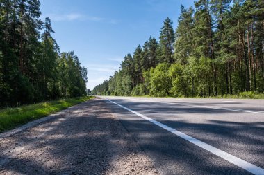 Boş otoyol, iki şerit yol ve orman. asfalt yol yolculuğu kavramı.