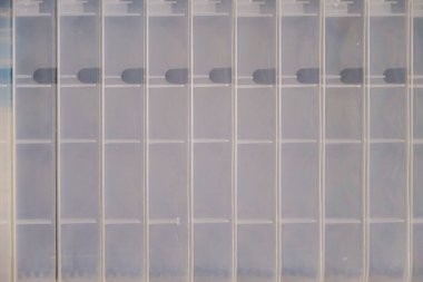 Plastik konteynırlar, arka planda saydam kutular. Plastik kutular birbirine bağlandı, kapatın.