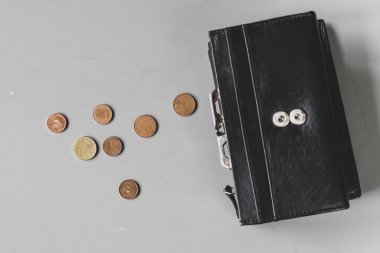 Birkaç bozukluk ve gri bir masada boş bir cüzdan. Para bitti..