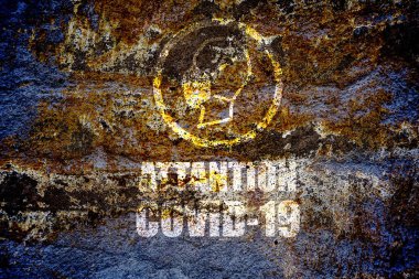 Alçılı eski duvardaki dikkat levhası. Virüs tehlikesi bilgisi içeren uyarı işareti. Virüs salgını COVID-2019.