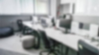 Boş açık uzay ofisi arkaplanı - bulanık ve odaksız - iş sunumu için ideal konsept.