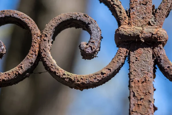 Sluiten Oude Roestige Metalen Hek Fragment Van Het Patroon Van — Stockfoto