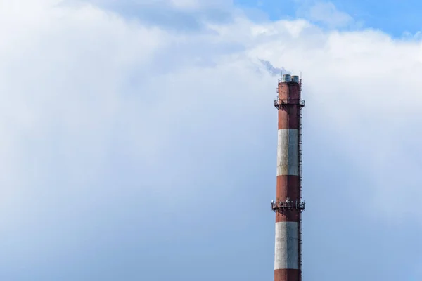 Fabriksskorsten Från Ett Kraftverk Med Liten Rökström — Stockfoto