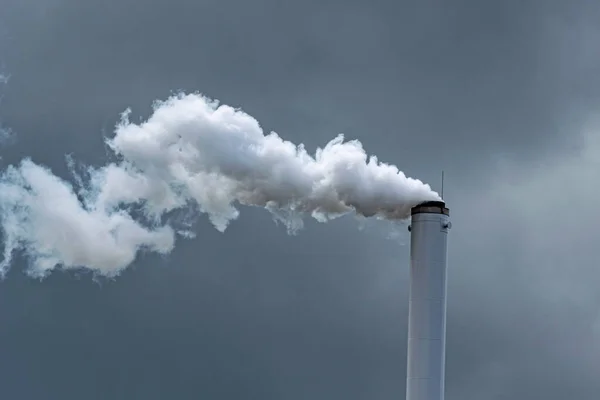 Rökning Skorsten Från Sopfabriken Mot Mörk Himmel Närbild Föroreningsekologi — Stockfoto