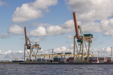 Endüstriyel vinçleri olan kargo nakliye limanı. Ticari lojistik sanayi ve ulaşım konteynır gemisi ithalat ve ihracatı.