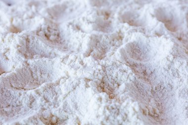 Tahtada buğday unu var. Pasta yapıyorum. Pişirme malzemeleri.