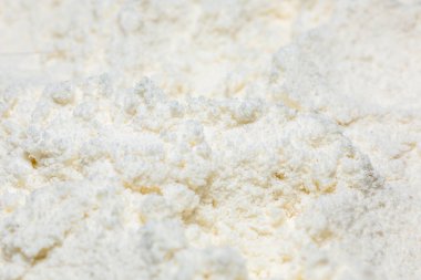 Tahtada buğday unu var. Pasta yapıyorum. Pişirme malzemeleri.