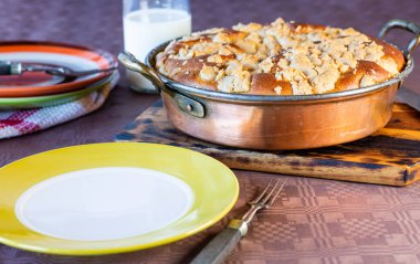 Ev yapımı kek. Ev yapımı hamur işleri. Mayalı kek. Tatlı tatlı. Tabakta yemek. Tatlı bir yemek. Mutfak aletleri.