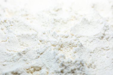 Tahtada buğday unu var. Pasta yapıyorum. Pişirme malzemeleri.