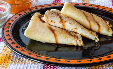 Tatlı için mükemmel. Tabağında peynir olan krepler. Ev yemeği. Tatlı bir yemek. Çocukların en sevdiği yemek. Reçel ve diğer tatlılar..