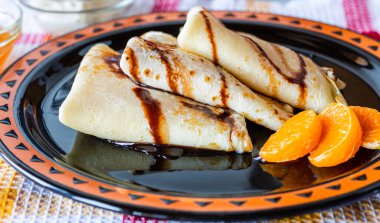 Tatlı için mükemmel. Tabağında peynir olan krepler. Ev yemeği. Tatlı bir yemek. Çocukların en sevdiği yemek. Reçel ve diğer tatlılar..