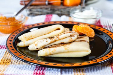 Tatlı için mükemmel. Tabağında peynir olan krepler. Ev yemeği. Tatlı bir yemek. Çocukların en sevdiği yemek. Reçel ve diğer tatlılar..