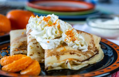 Tatlı için mükemmel. Tabağında peynir olan krepler. Ev yemeği. Tatlı bir yemek. Çocukların en sevdiği yemek. Reçel ve diğer tatlılar..