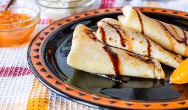 Tatlı için mükemmel. Tabağında peynir olan krepler. Ev yemeği. Tatlı bir yemek. Çocukların en sevdiği yemek. Reçel ve diğer tatlılar..