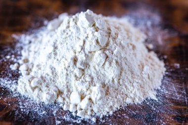 Mutfak tezgahında buğday unu. Dağınık buğday unu. Ev mutfağı. Mangırı hazırlıyorum. Pasta ürünleri. Değirmeni olan bir ürün. Beyaz toz.