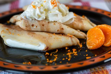 Tatlı için mükemmel. Tabağında peynir olan krepler. Ev yemeği. Tatlı bir yemek. Çocukların en sevdiği yemek. Reçel ve diğer tatlılar..