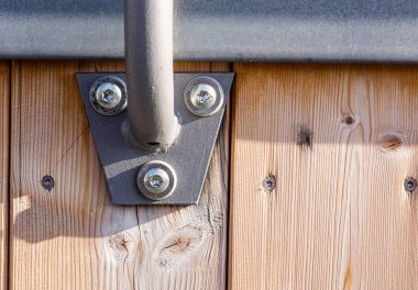 Köprü montaj elemanları. Çelik bağlayıcılar. Tahta korkuluklar. Metal vidalar. Köprünün vidalanmış kısımları. Küçük mimari. Yenilenmiş köprü.