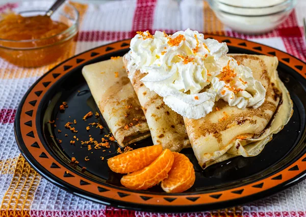 Tatlı için mükemmel. Tabağında peynir olan krepler. Ev yemeği. Tatlı bir yemek. Çocukların en sevdiği yemek. Reçel ve diğer tatlılar..