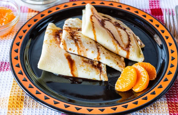 Tatlı için mükemmel. Tabağında peynir olan krepler. Ev yemeği. Tatlı bir yemek. Çocukların en sevdiği yemek. Reçel ve diğer tatlılar..