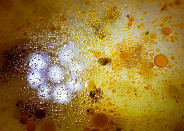 Tavada yağ lekeleri var. Farklı boyutlarda. Sarı sıvı. Kızarmadan sonra artanlar. Yukarıdan Macro fotoğrafı. Turuncu lekeler.