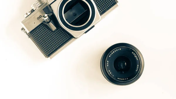 アナログカメラ 上からの写真 レトロな写真機器 アンティークアイテム 写真の中のノスタルジア — ストック写真
