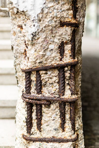Yok Edilmiş Beton Direk Çürümüş Beton Parmaklıklar Eski Beton Destek — Stok fotoğraf