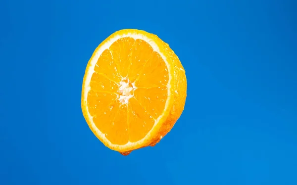 半个橙子切柑橘类新鲜榨橙汁 低背景的水果 完美的饮食 皮肤上的水滴 仅限维生素 — 图库照片