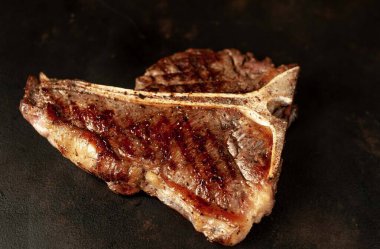 Arka planda ızgara biftek ve baharat.  