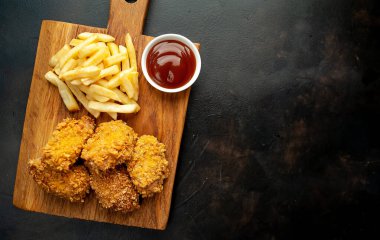 makarna ve patates kızartması koyu arkaplanda