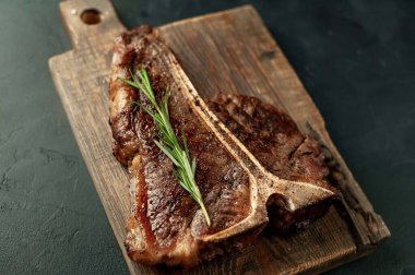 Arka planda ızgara biftek ve baharat.  