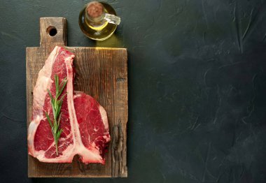 Siyah arka planda çiğ et 