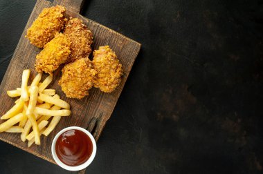 makarna ve cips siyah arkaplanda