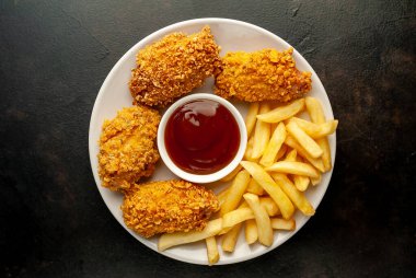 Hardallı ve cipsli kızarmış patates.