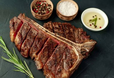 Et ve bitkilerle ızgara biftek.