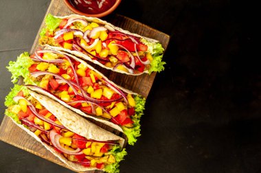 Jambonlu ve sebzeli lezzetli pizza.