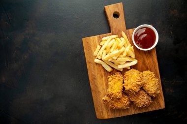 makarna ve patates kızartması koyu arkaplanda