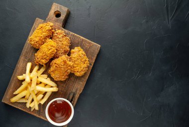 Siyah arka planda patlamış mısır ve kurabiye