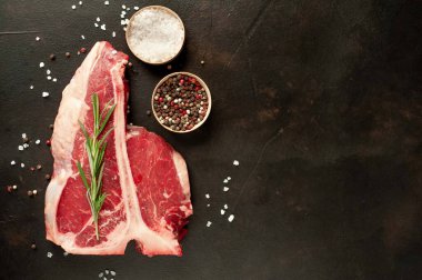 Siyah arka planda çiğ et 