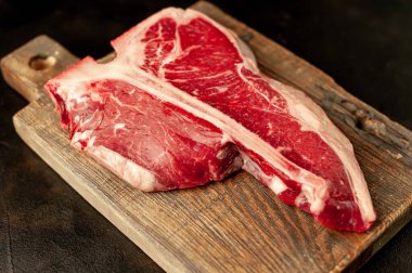 Siyah arka planda çiğ et 