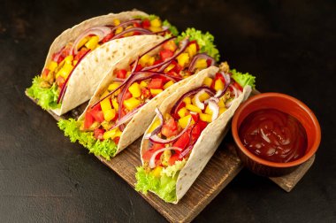 Siyah arka planda jambonlu ve sebzeli sandviç.