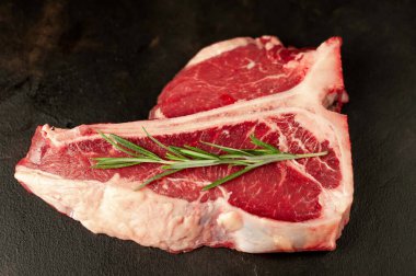 Siyah arka planda çiğ et 