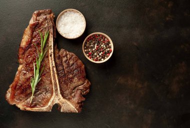 Arka planda ızgara biftek ve baharat.  