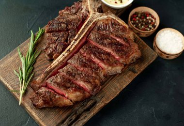 Biberiyeli ve otlu ızgara biftek.