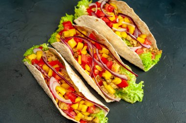 Siyah bir arka plan üzerinde sandviç.