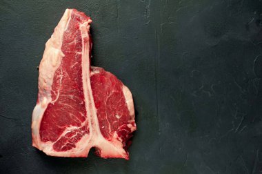 Siyah arka planda çiğ et 