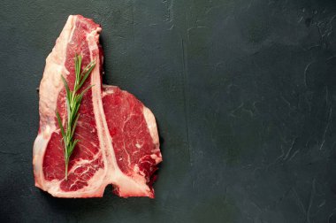 Siyah arka planda çiğ et 