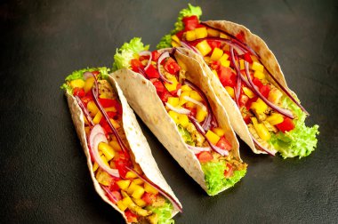 Siyah arka planda sandviç ve sebzeler