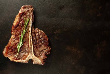 Arka planda ızgara biftek ve baharat.  